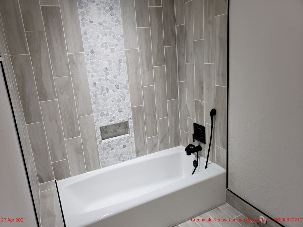 Idéer för mellanstora funkis vitt en-suite badrum, med luckor med infälld panel, grå skåp, ett badkar i en alkov, en dusch/badkar-kombination, en toalettstol med separat cisternkåpa, beige kakel, keramikplattor, vita väggar, klinkergolv i keramik, ett konsol handfat, bänkskiva i akrylsten, beiget golv och dusch med duschdraperi