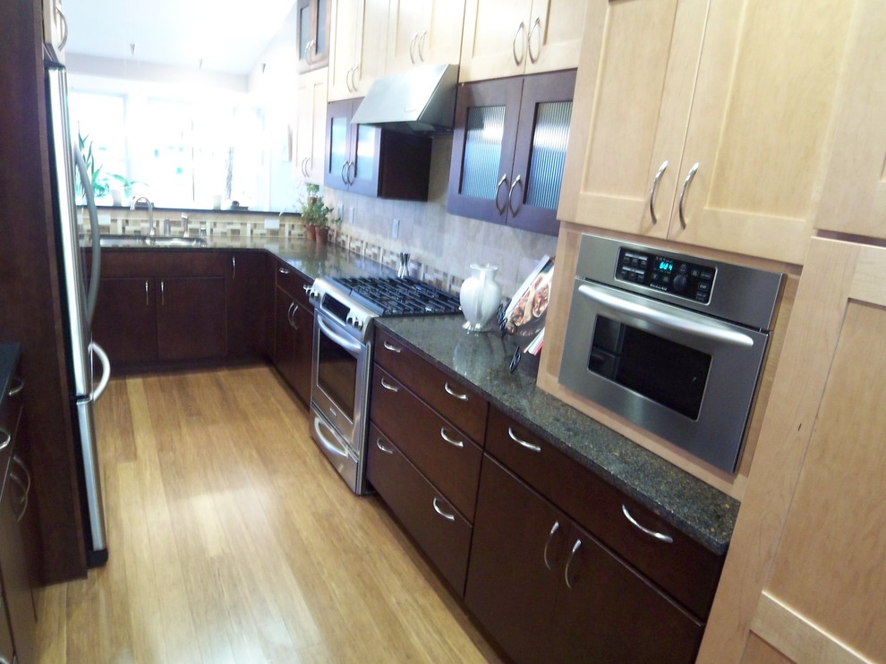 Example of a mid-sized transitional galley bamboo floor eat-in kitchen design with an undermount sink, shaker cabinets, dark wood cabinets, quartz countertops, beige backsplash, ceramic backsplash, stainless steel appliances and a peninsula