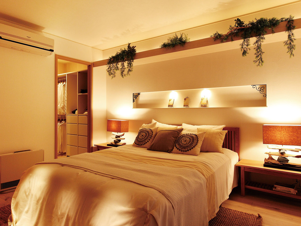 Diseño de dormitorio rural con paredes blancas, suelo beige y suelo de contrachapado