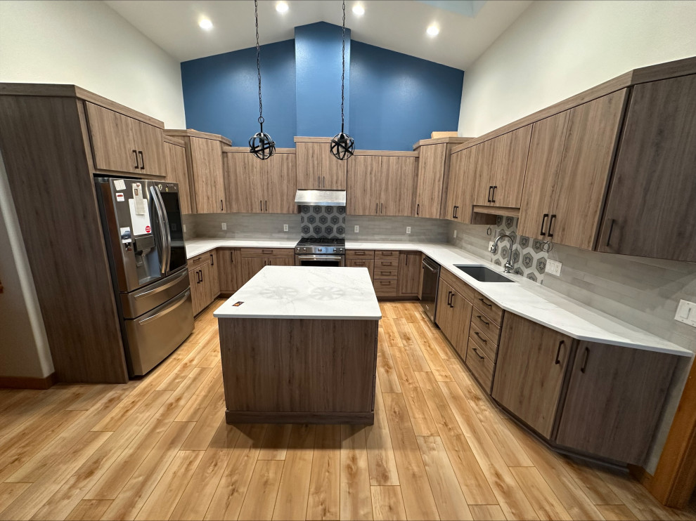 Mid-sized transitional u-shaped eat-in kitchen photo with quartz countertops and an island