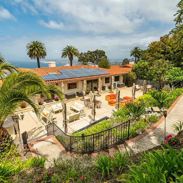 Amazing Oceanside Home With Solar Panels Contemporain Façade