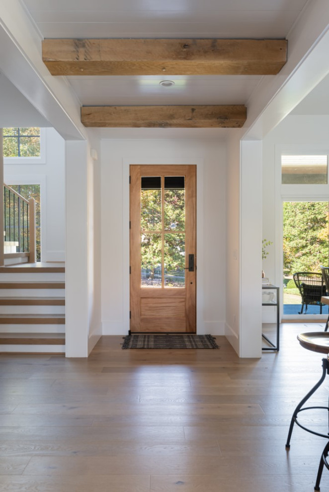 Exemple d'une petite porte d'entrée chic avec un mur blanc, parquet clair, une porte simple, une porte en bois clair, un sol beige et un plafond en lambris de bois.