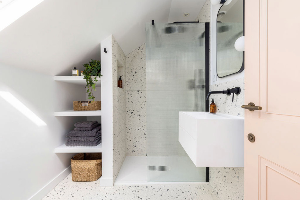 Idéer för ett litet modernt vit en-suite badrum, med öppna hyllor, vita skåp, en öppen dusch, flerfärgad kakel, ett väggmonterat handfat och med dusch som är öppen