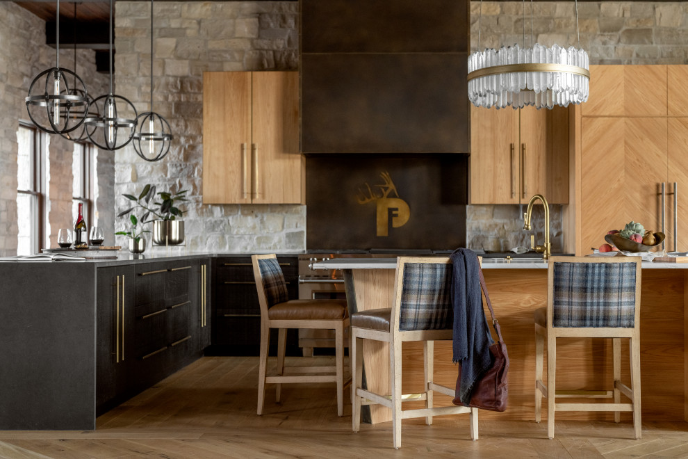 На фото: большая кухня в стиле рустика с светлыми деревянными фасадами, деревянной столешницей и островом с