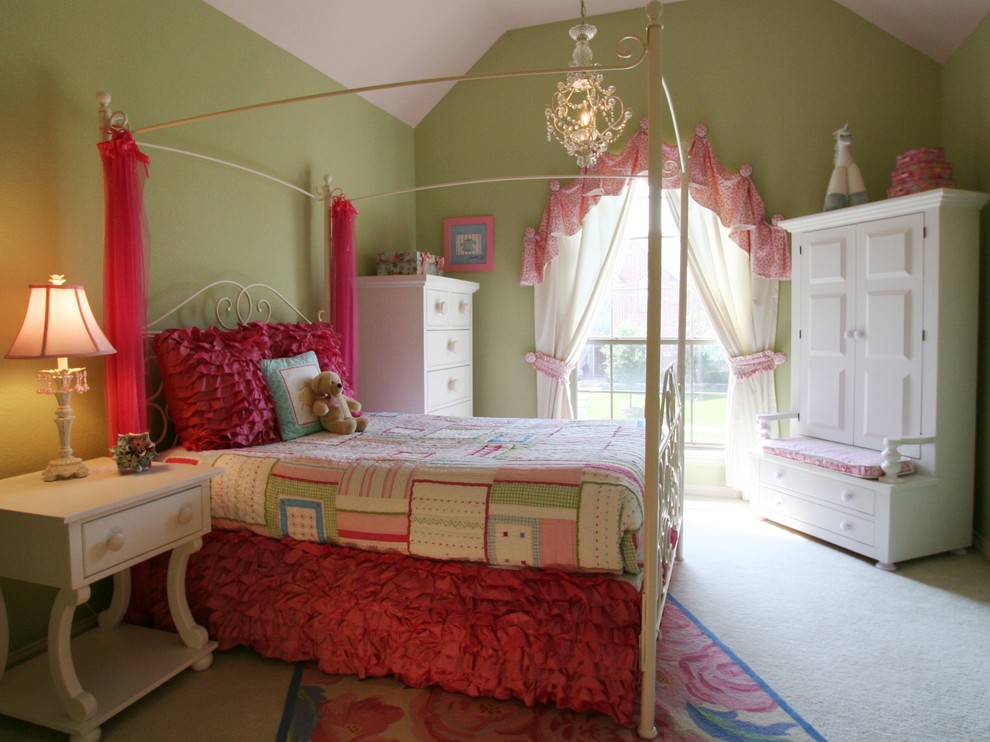 Design ideas for a traditional kids' bedroom for kids 4-10 years old and girls in Dallas with green walls and carpet.