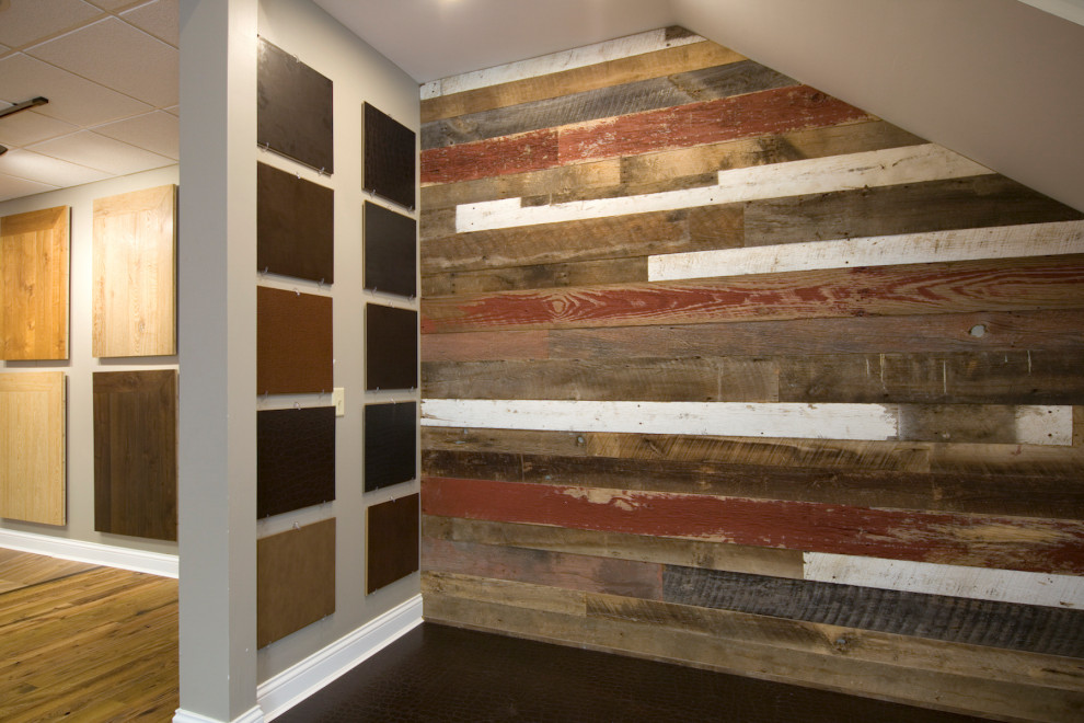 Cette image montre une salle de séjour chalet en bois avec un mur multicolore, parquet foncé et un sol multicolore.