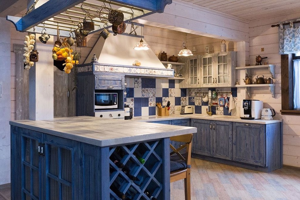 Синяя кухня-столовая из массива сосны