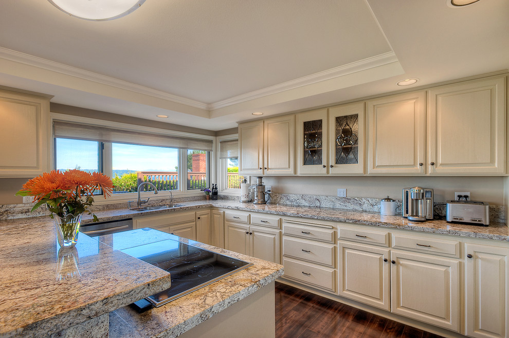 Kitchen - transitional kitchen idea in Seattle