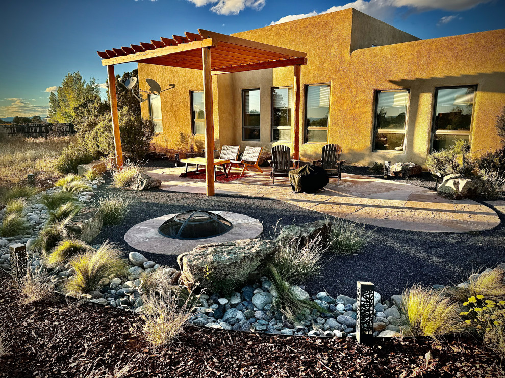 Mountain style home design photo in Albuquerque
