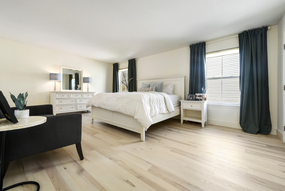 Cette image montre une grande chambre parentale minimaliste avec un mur blanc, un sol en vinyl et un sol beige.