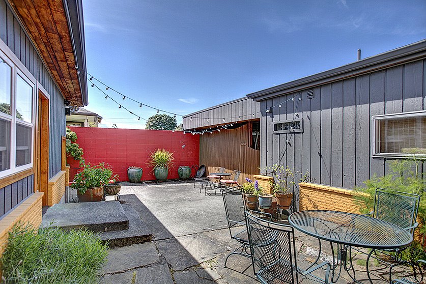 Small eclectic one-storey grey exterior in Seattle with mixed siding.