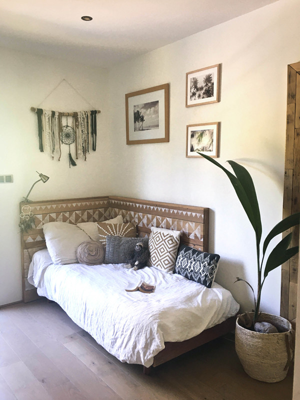 Kleines Schlafzimmer ohne Kamin mit weißer Wandfarbe, hellem Holzboden und beigem Boden in Montpellier