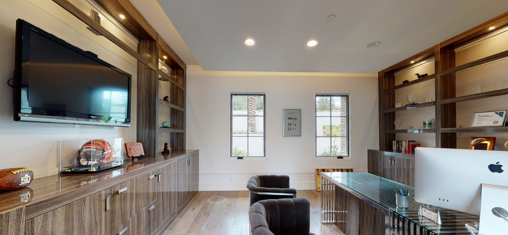Foto di un grande studio minimalista con pareti beige, pavimento in legno massello medio, scrivania autoportante, pavimento marrone e soffitto ribassato