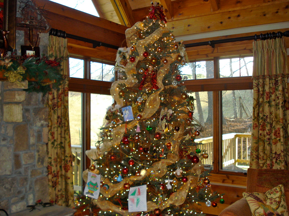 Example of a mountain style home design design in Charlotte