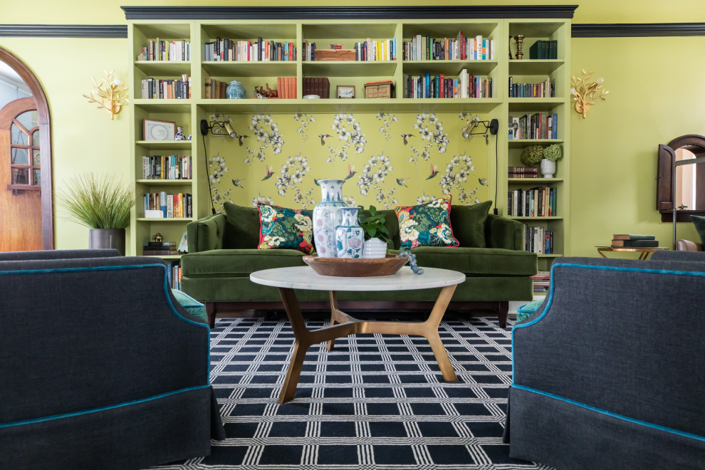 Пример оригинального дизайна: гостиная комната в стиле фьюжн с зелеными стенами, темным паркетным полом, коричневым полом и обоями на стенах