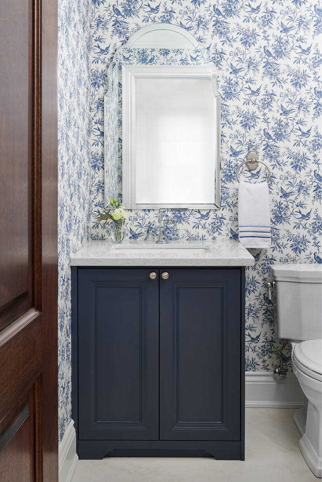 Пример оригинального дизайна: маленький туалет в классическом стиле с фасадами с утопленной филенкой, синими фасадами, раздельным унитазом, полом из керамогранита, врезной раковиной, столешницей из кварцита, синей столешницей, встроенной тумбой и обоями на стенах для на участке и в саду