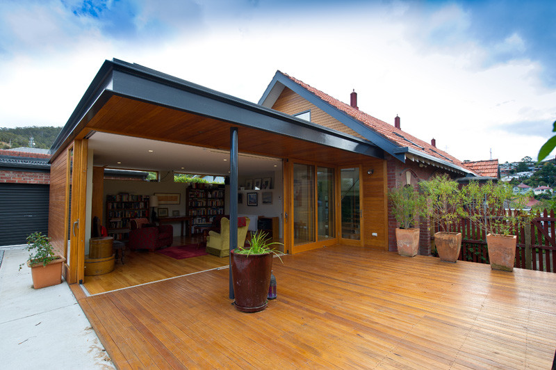 This is an example of a contemporary deck in Hobart.