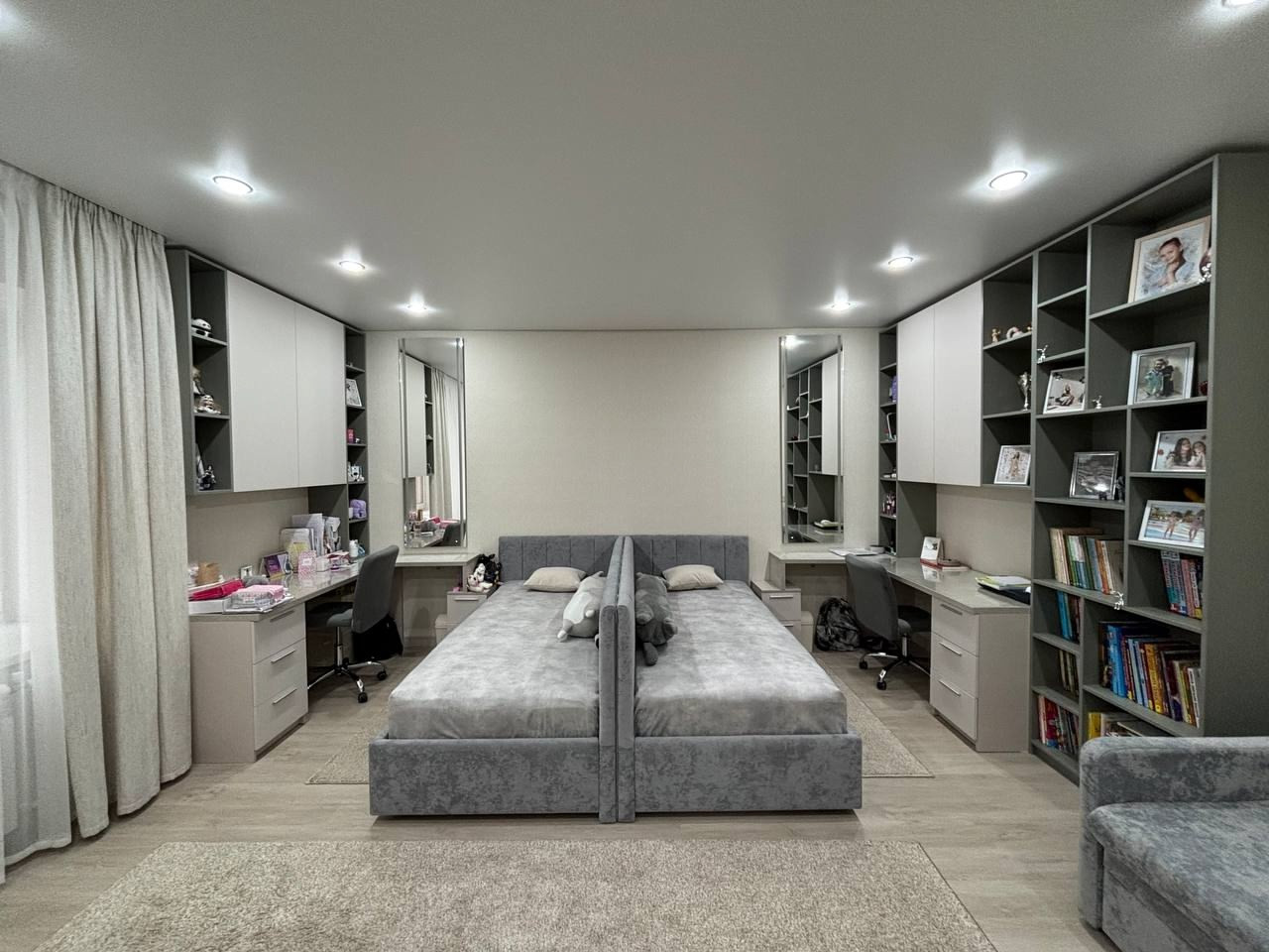 Детская для девочек в современном стиле с серыми кроватями.