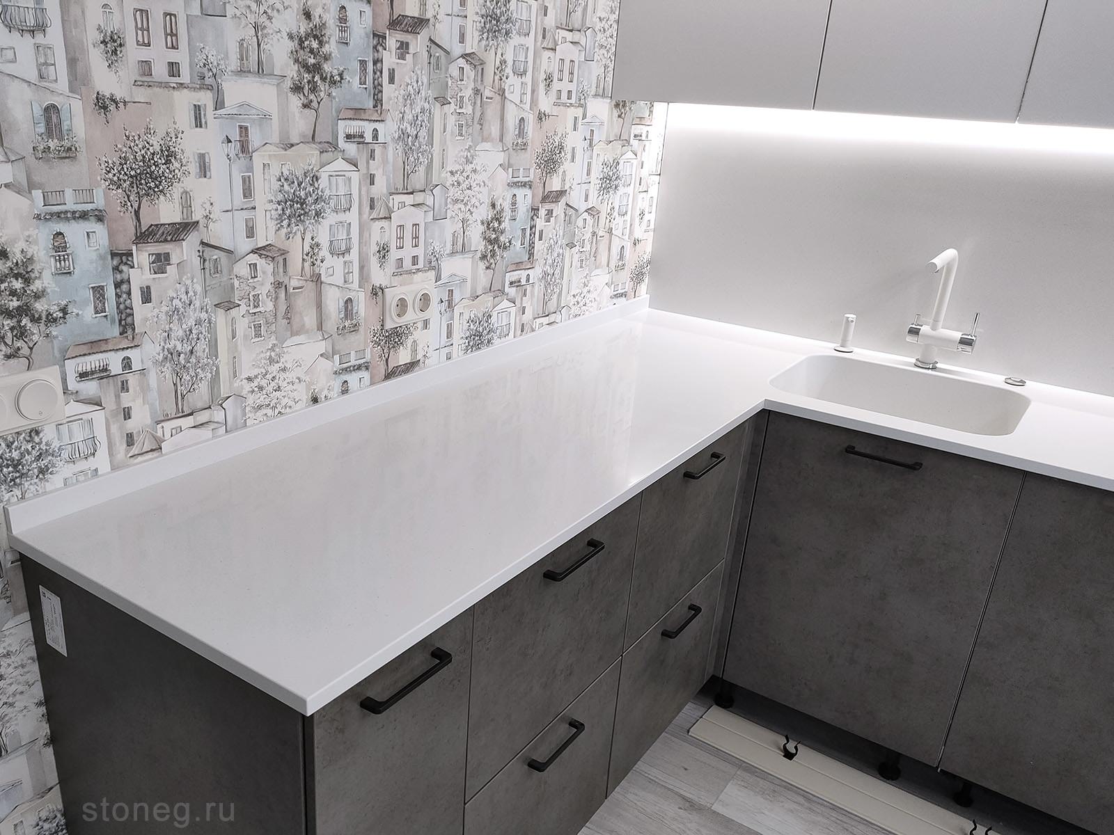 Серая столешница с кухонным фартуком из искусственного камня Hi-Macs