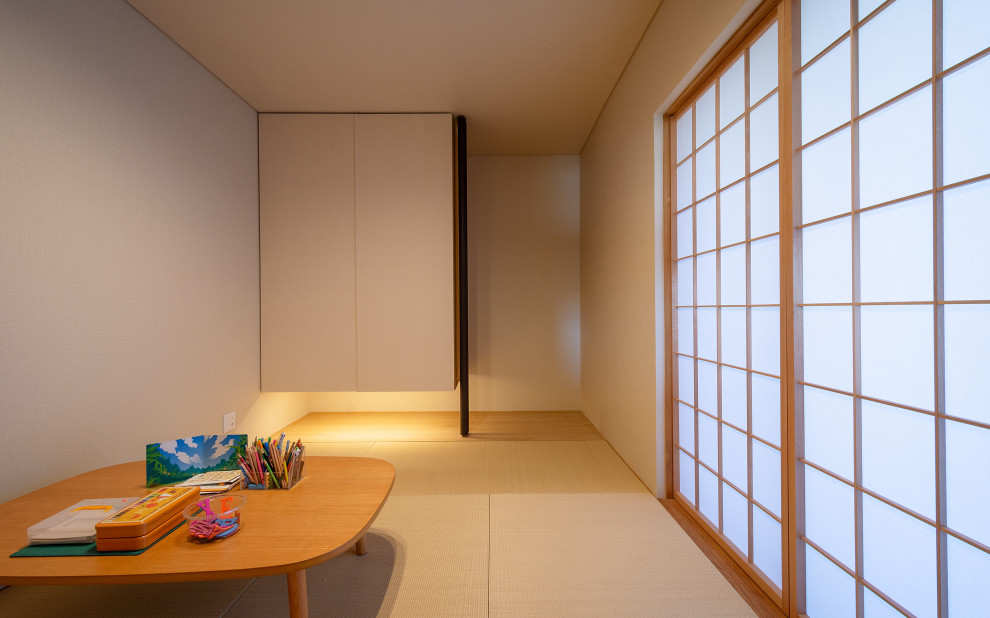 Mittelgroßes Gästezimmer mit weißer Wandfarbe, hellem Holzboden, Tapetendecke und Tapetenwänden in Sonstige