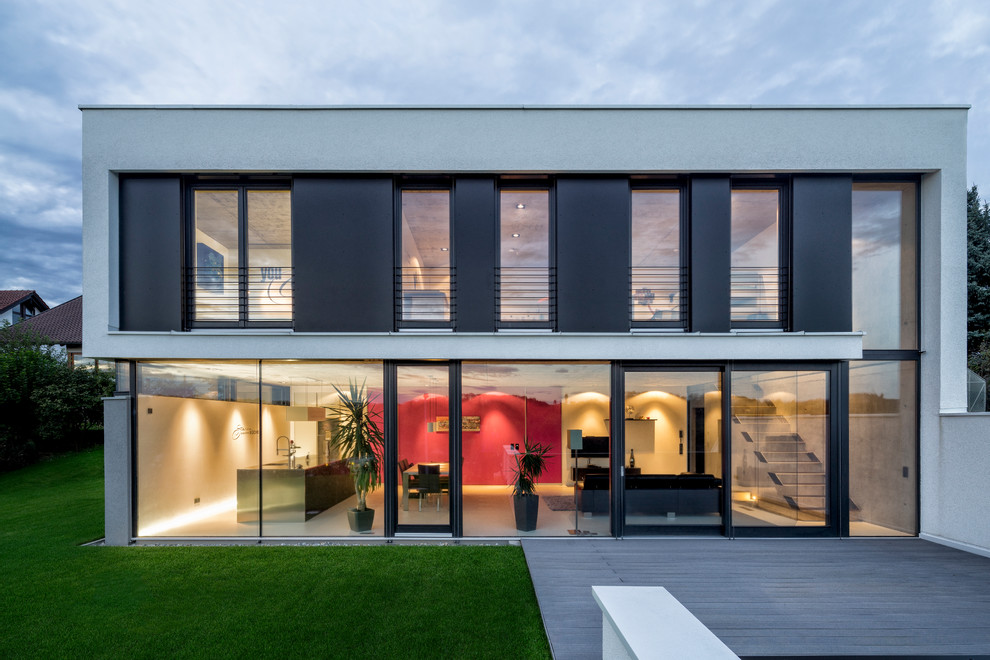 Mid-sized contemporary two-storey white exterior in Stuttgart with a flat roof.