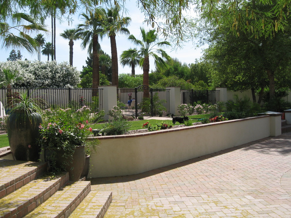 Inspiration for a traditional garden in Phoenix.