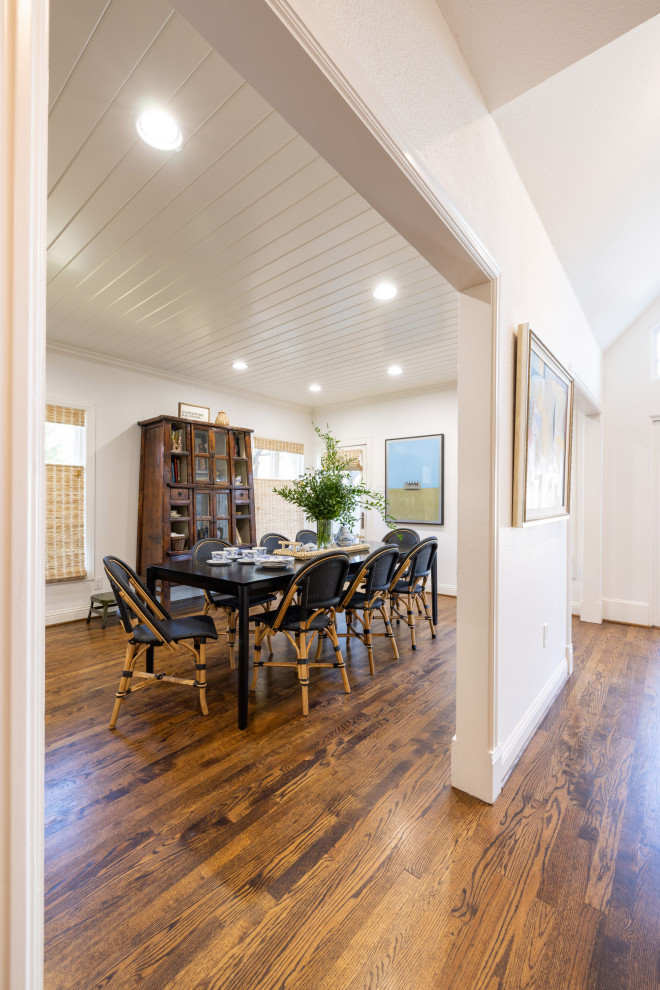 Mittelgroße Moderne Wohnküche ohne Kamin mit weißer Wandfarbe, braunem Holzboden, braunem Boden und Holzdielendecke in Dallas