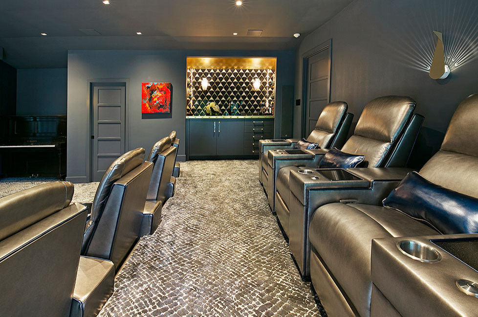 Diseño de cine en casa cerrado ecléctico grande con paredes azules, moqueta, pantalla de proyección y suelo multicolor