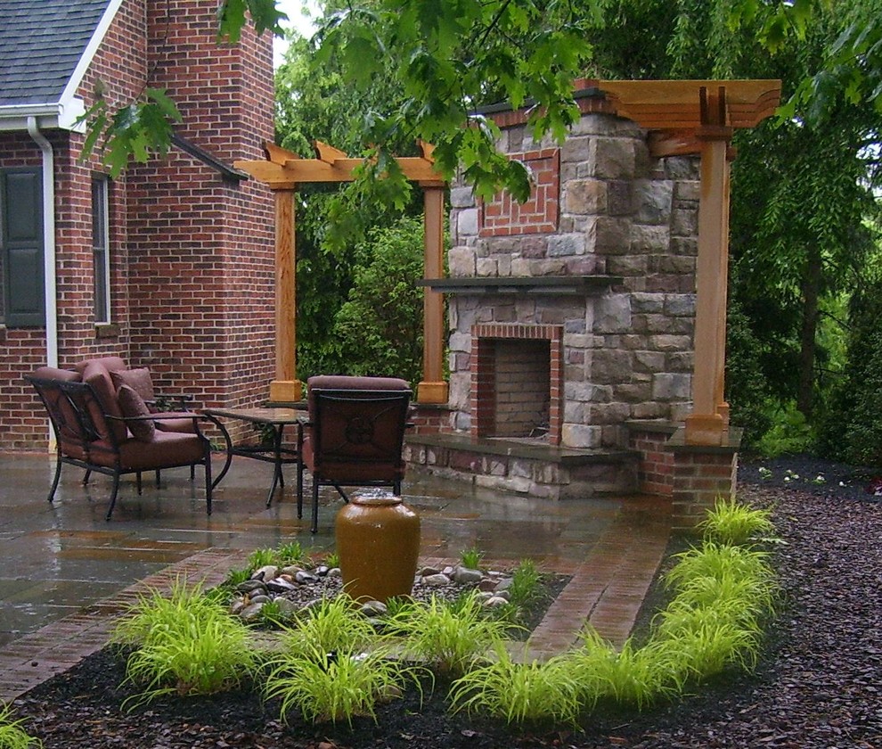 Photo of a traditional patio in Philadelphia.