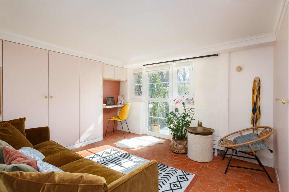 Inspiration för mellanstora medelhavsstil hemmabibliotek, med rosa väggar, klinkergolv i terrakotta, ett inbyggt skrivbord och rött golv