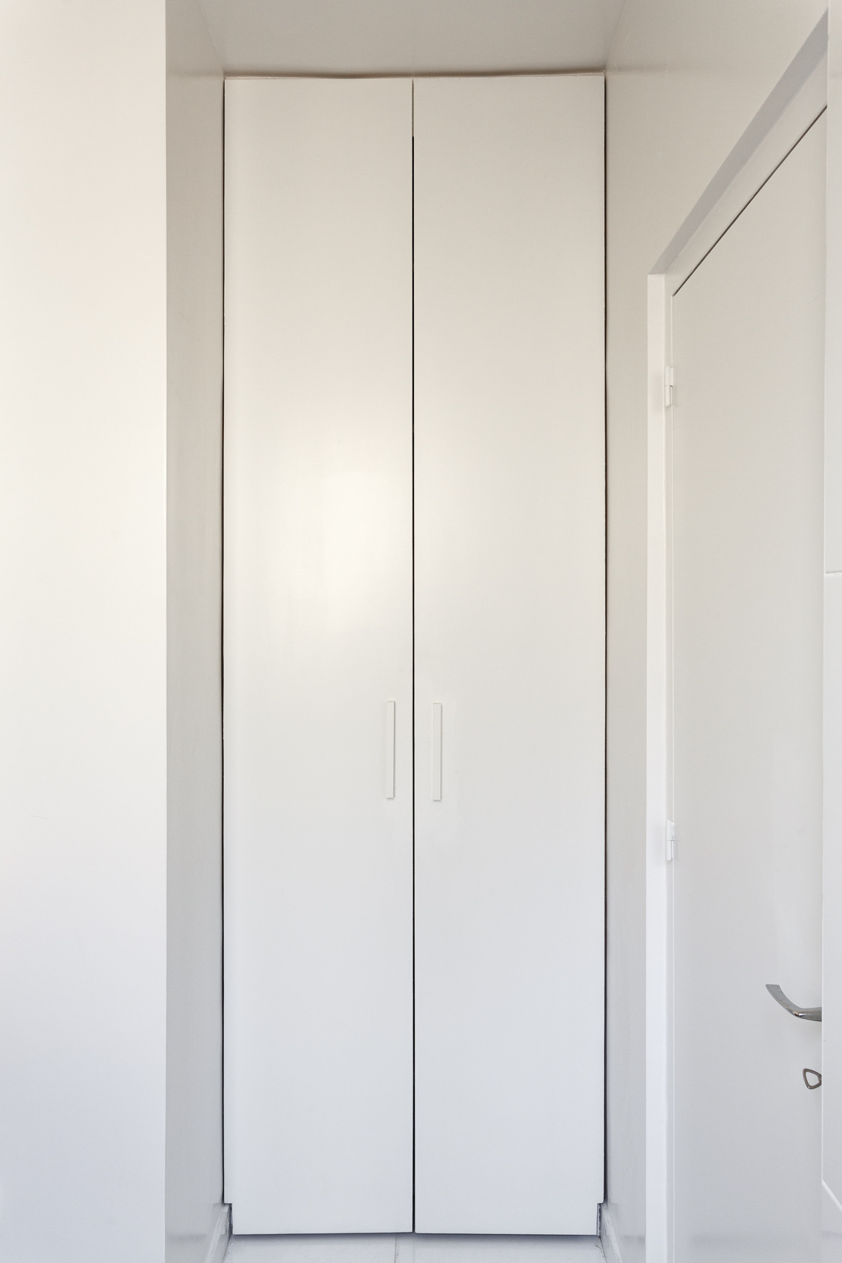 Projet Cambronne - Une salle de bains contemporaine en blanc et bois