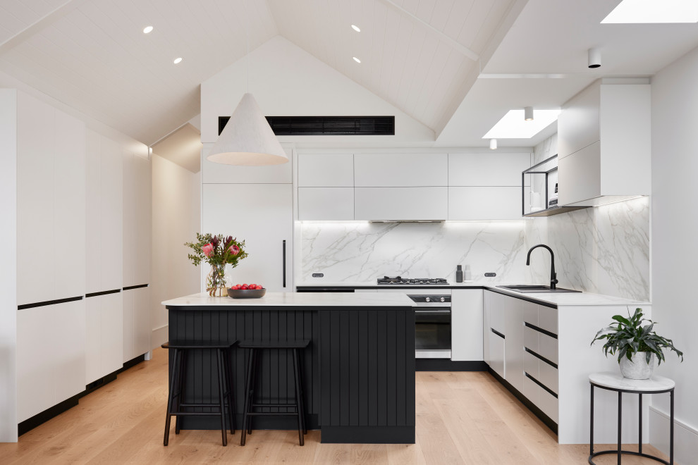 Photo of a contemporary kitchen in Melbourne.