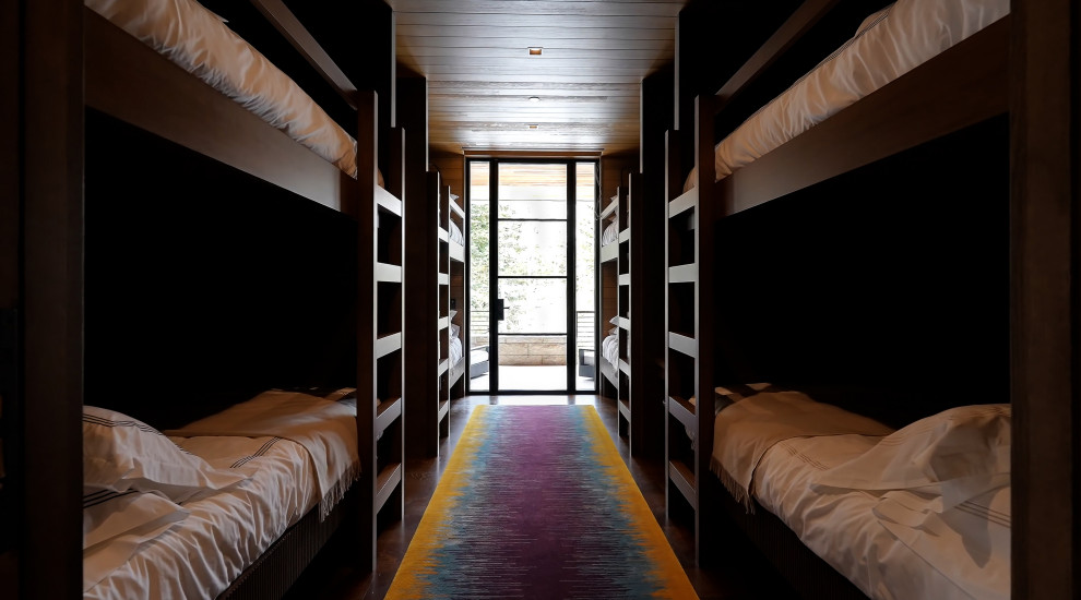 Пример оригинального дизайна: маленькая гостевая спальня (комната для гостей) в стиле модернизм с коричневыми стенами, паркетным полом среднего тона, коричневым полом, деревянным потолком и деревянными стенами для на участке и в саду