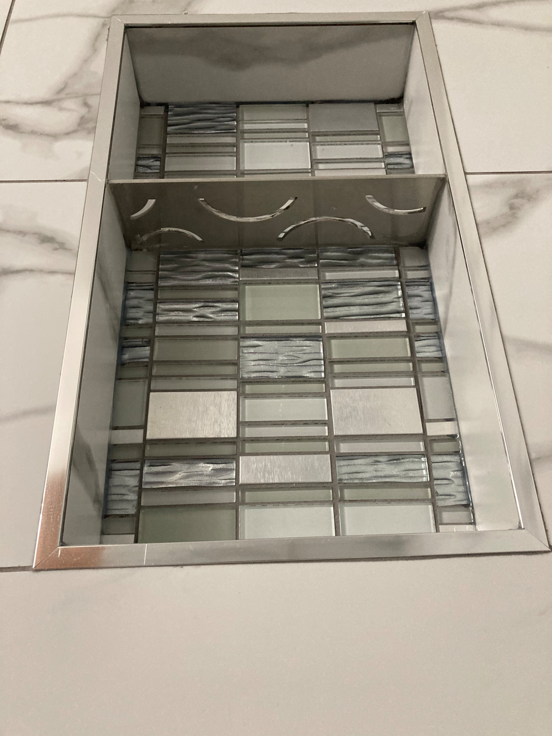 Ceramic tile shower - Glass niche