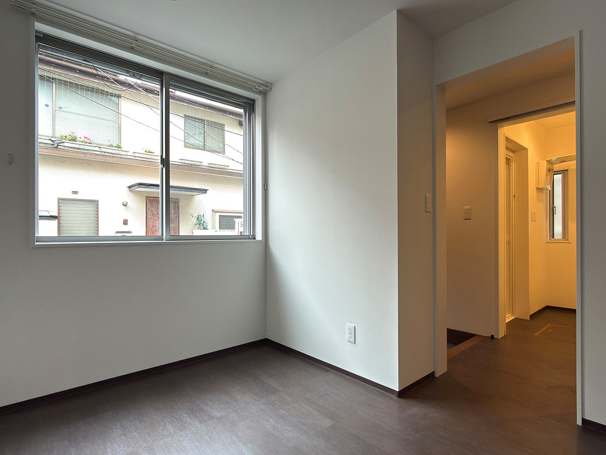 １階 寝室から玄関をはさんで洗面所を望む