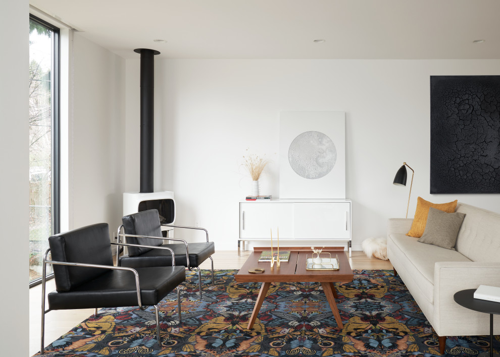 Idee per un soggiorno moderno aperto con pareti bianche, parquet chiaro, stufa a legna e TV autoportante