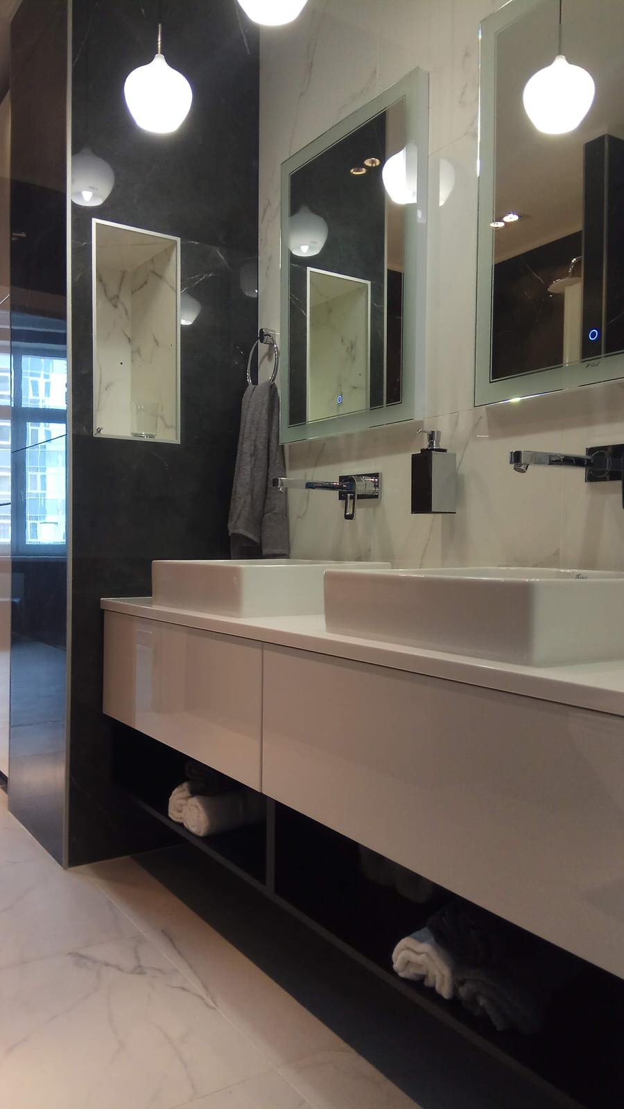 черно-белая просторная ванная комната