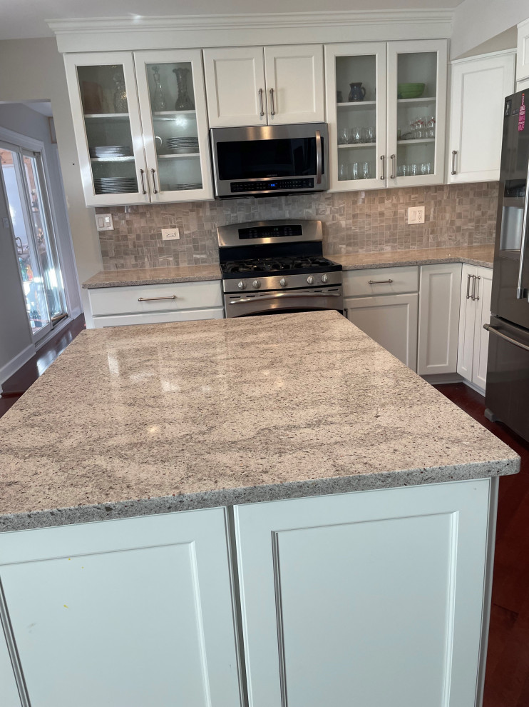 Example of a mid-sized transitional l-shaped eat-in kitchen design in Chicago with gray backsplash, mosaic tile backsplash, an island and gray countertops