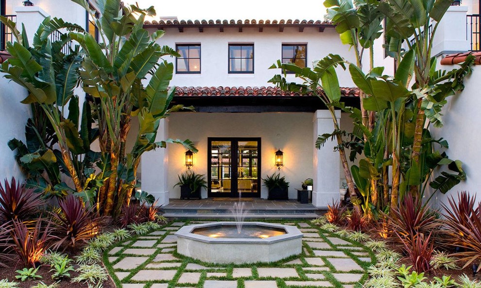 Inspiration for a mediterranean front yard garden in Los Angeles with a water feature.