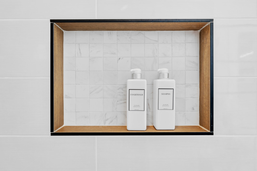 Example of a transitional bathroom design in Chicago