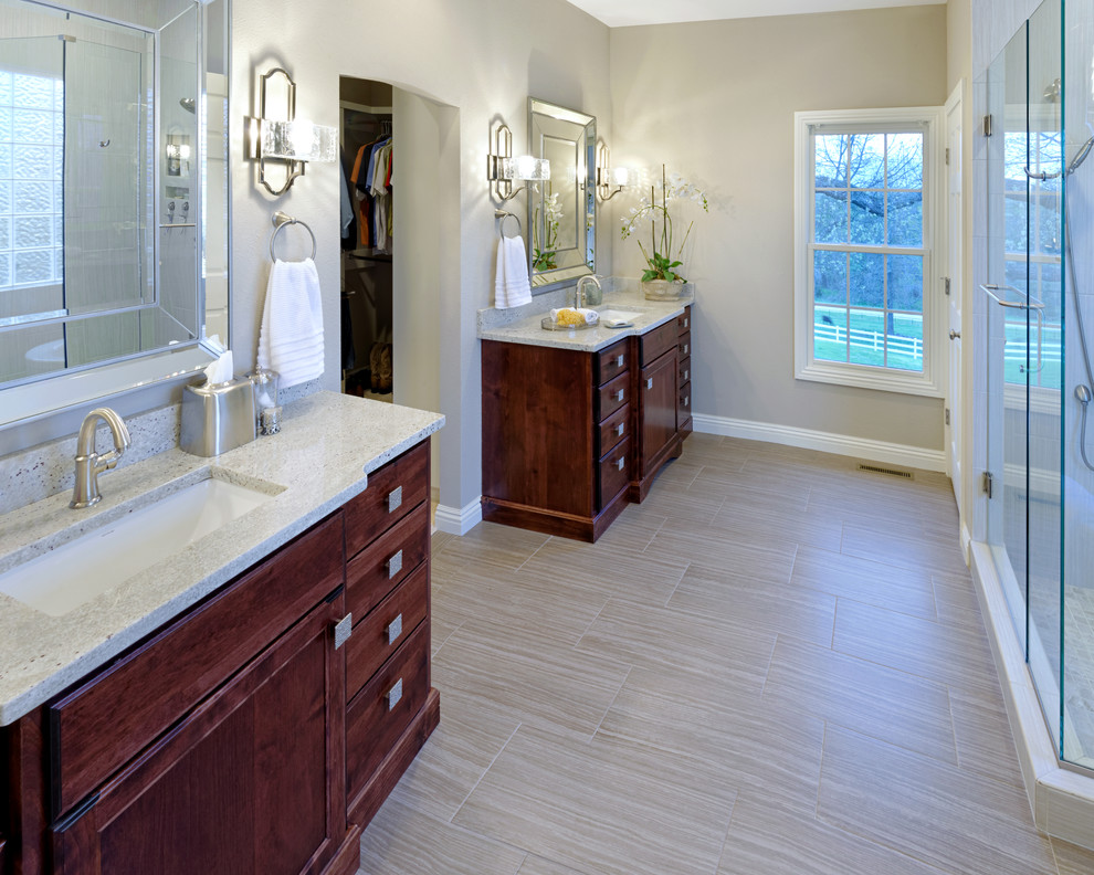 Example of a transitional bathroom design in Chicago