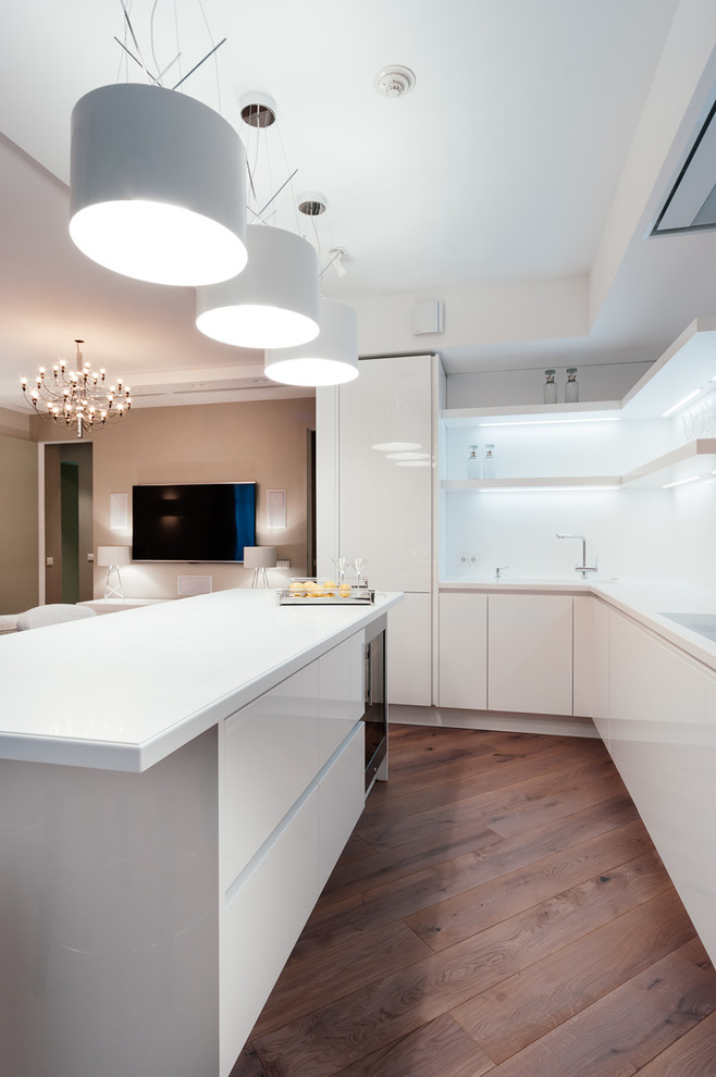 Mittelgroße Wohnküche in L-Form mit Unterbauwaschbecken, Quarzit-Arbeitsplatte, Küchenrückwand in Weiß, weißen Elektrogeräten, hellem Holzboden und Kücheninsel in Moskau