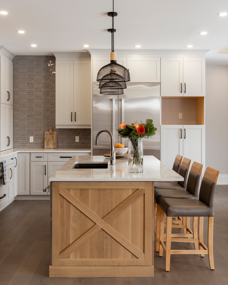 Mid-sized medium tone wood floor kitchen photo in Toronto with shaker cabinets, gray cabinets, quartz countertops and gray backsplash