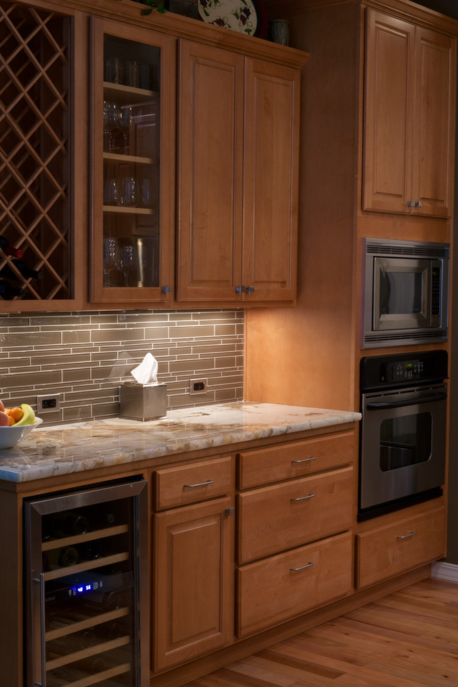 Kitchen - transitional kitchen idea in Seattle