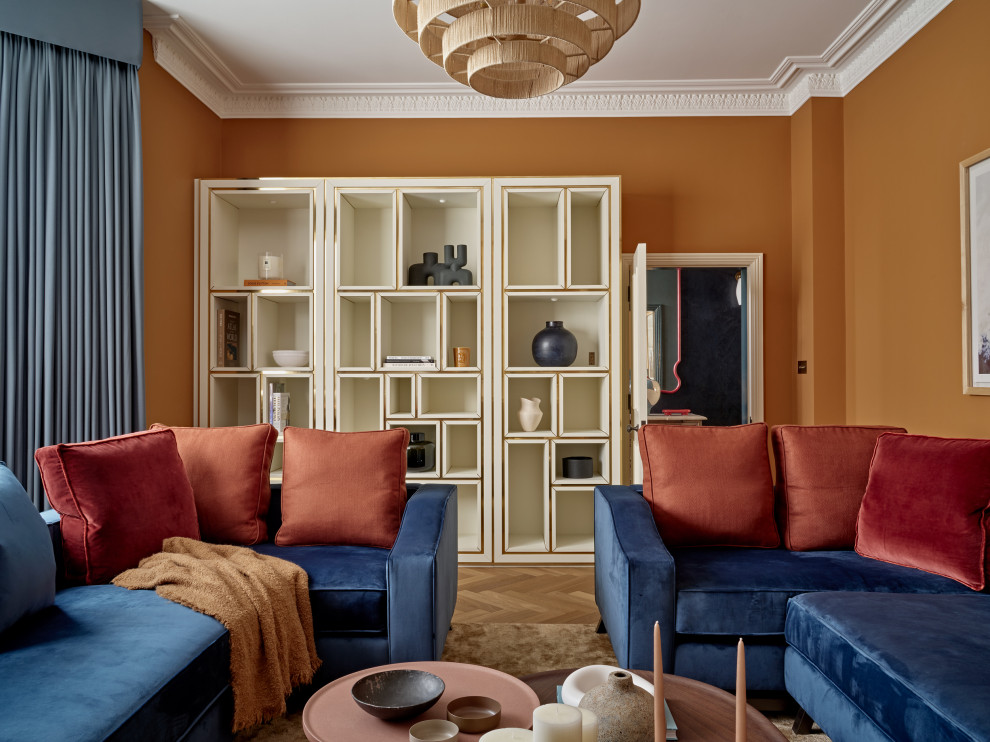 Foto di un grande soggiorno classico con pareti arancioni, stufa a legna, TV nascosta e pavimento marrone