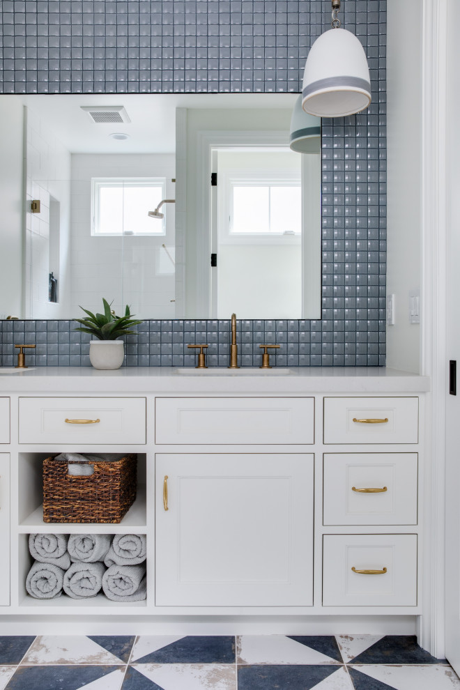 Стильный дизайн: ванная комната в морском стиле с синей плиткой, полом из цементной плитки и синим полом - последний тренд