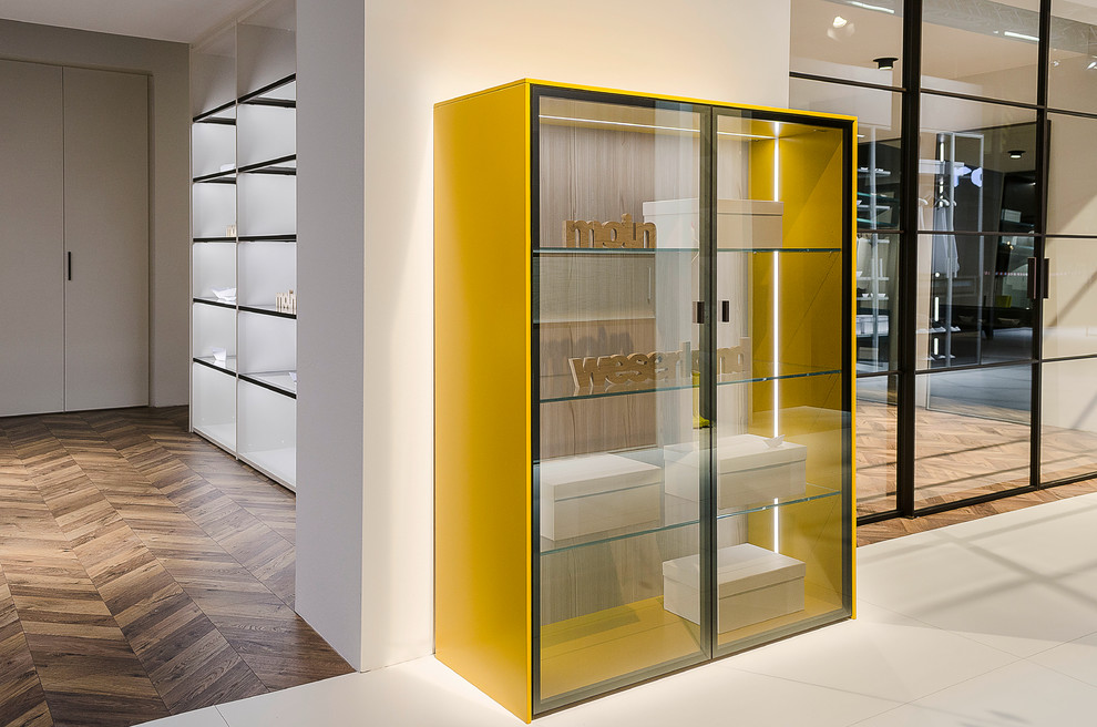 Маленький шкаф raumplus  с RPS системой для распашных дверей