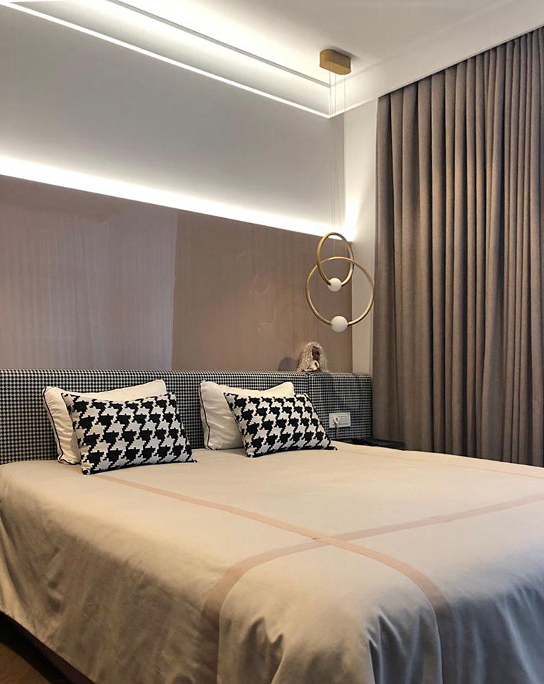 Ejemplo de dormitorio principal contemporáneo pequeño con paredes rosas, suelo de madera en tonos medios, suelo marrón, bandeja y panelado