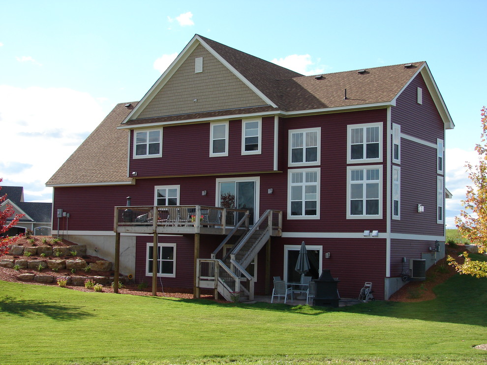 Example of a classic home design design in Milwaukee