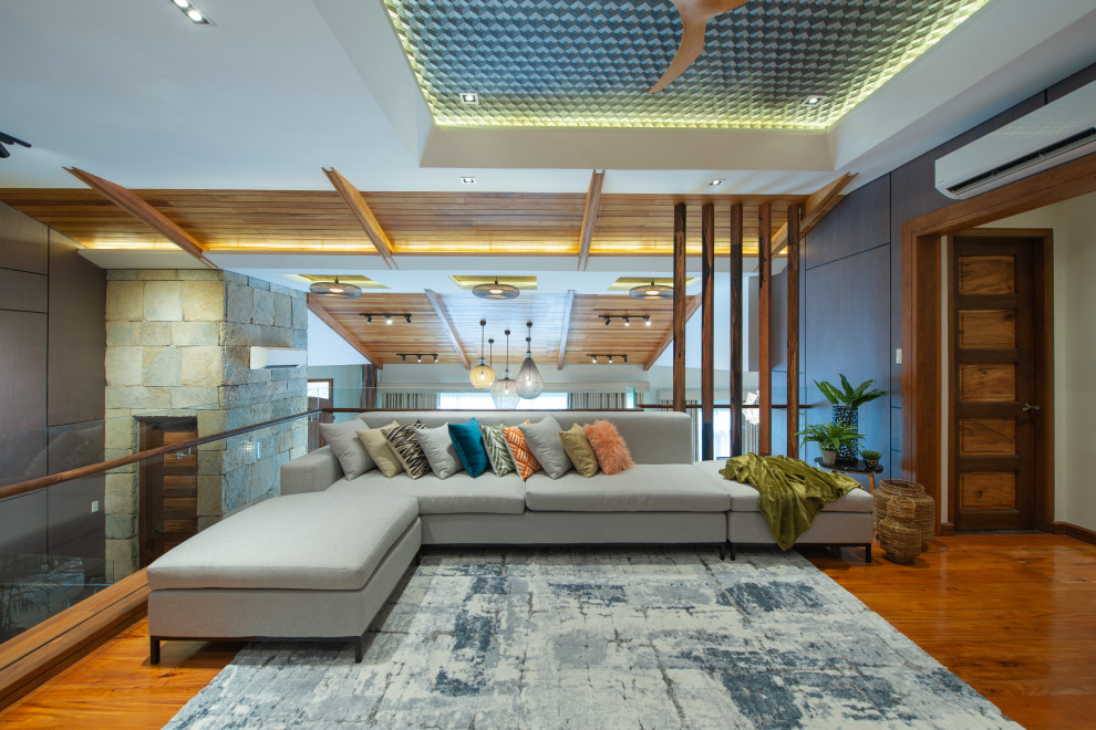 Идея дизайна: двухуровневая гостиная комната в современном стиле с бежевыми стенами, паркетным полом среднего тона и коричневым полом
